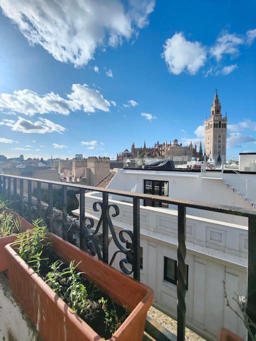 Lovely 1-Bedroom Loft With Terrace. Amazing View. Sevilla Bagian luar foto